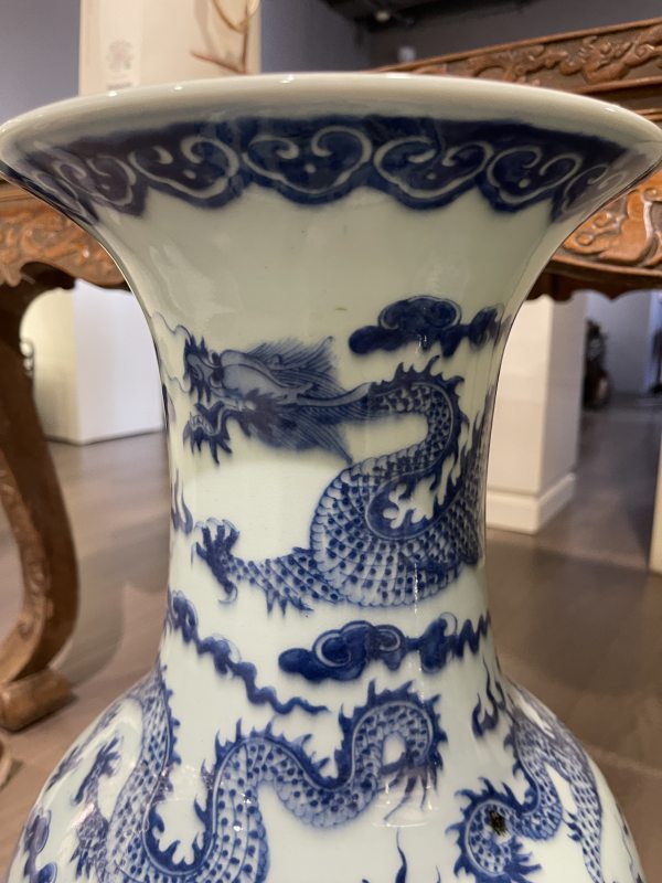 清道光 青花五爪云龙纹大观音瓶 - 图9