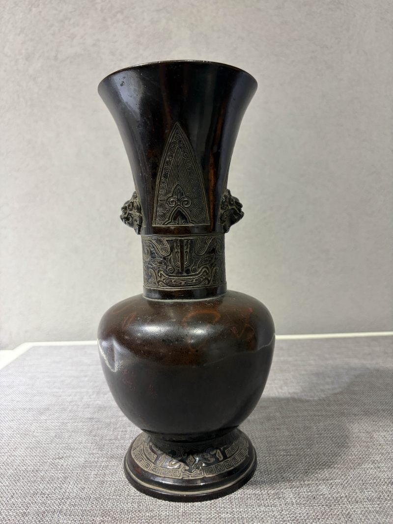 明早期 铜双狮耳饕餮纹瓶 - 图5