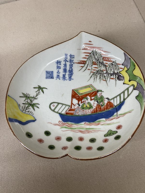 清 五彩诗文山水人物桃形盘一对 - 图4