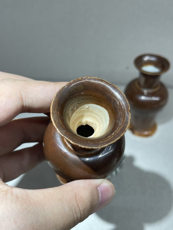 明 釉里红瓜棱罐、紫金釉瓶一对 - 图6