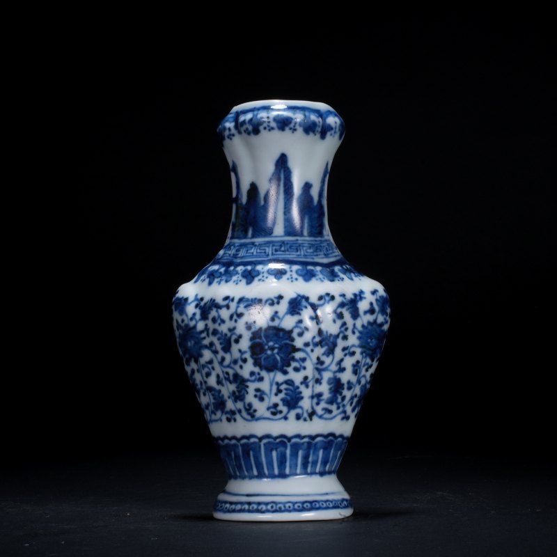 清 青花缠枝莲壁瓶
