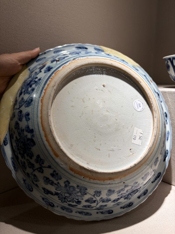 明正德 青花花卉纹大盘 - 图3