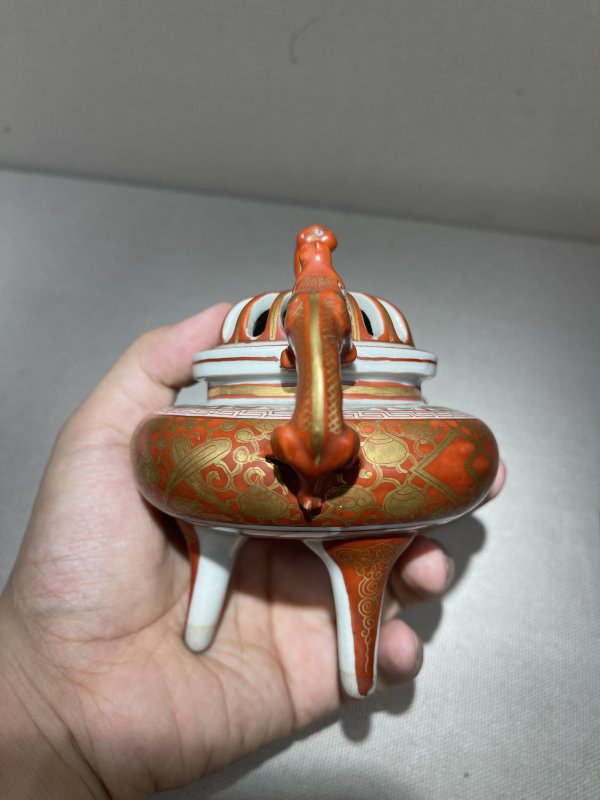 清 珊瑚红地描金兽耳三足熏 - 图6