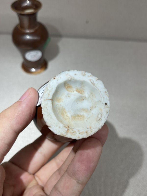 明 釉里红瓜棱罐、紫金釉瓶一对 - 图10