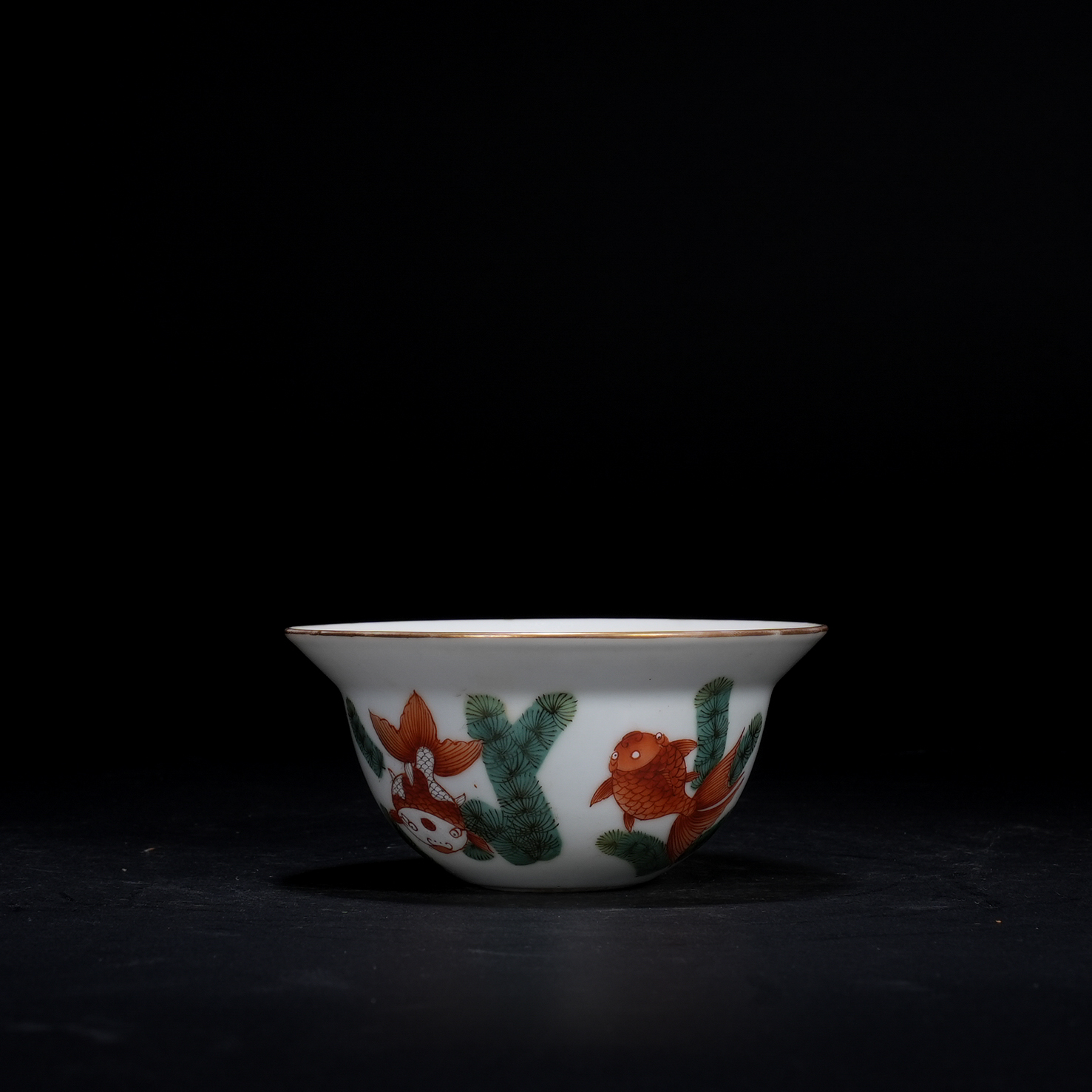 中国 康熈御製 粉彩 纏枝花紋 魚 蝙蝠 粉彩茶碗 中国古玩 清中期粉彩鱼藻纹卧足杯-多宝古瓷宝典