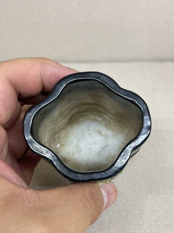 清 墨釉浮雕花卉海棠形小笔筒 - 图8