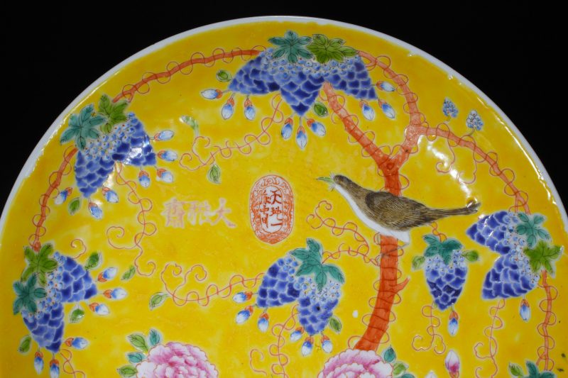 清 黄地粉彩花卉纹盘/青花庭院仕女盘(一对)一组3件 - 图7