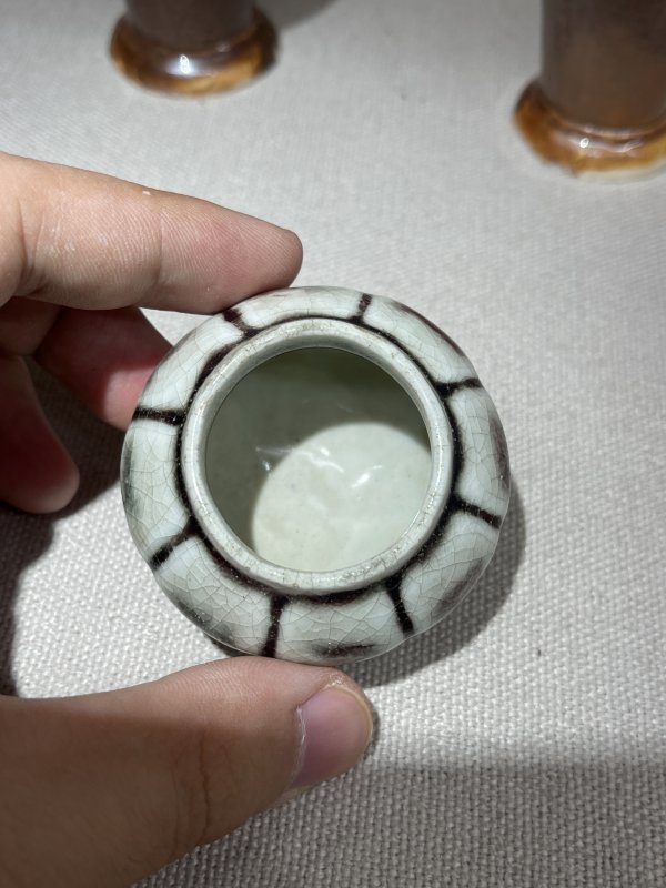 明 釉里红瓜棱罐、紫金釉瓶一对 - 图12