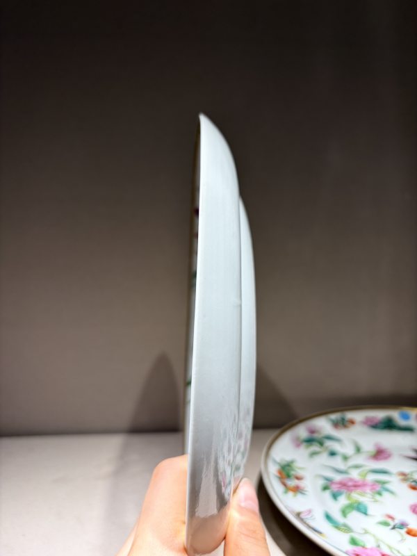 清 广彩蝶恋花折沿盘一对 - 图5