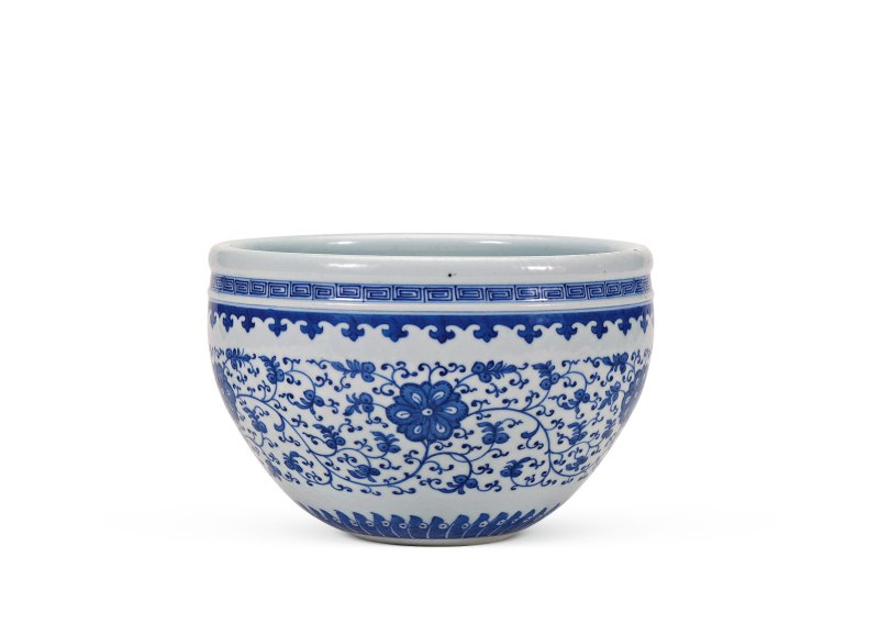 清乾隆 青花缠枝莲卷缸