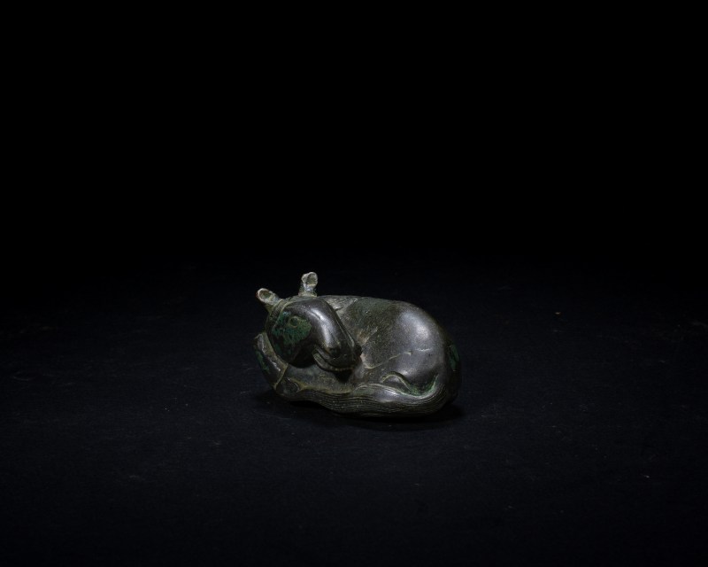 明 铜卧马