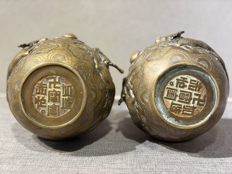 清 铜浮雕龙纹花瓶一对 - 图9