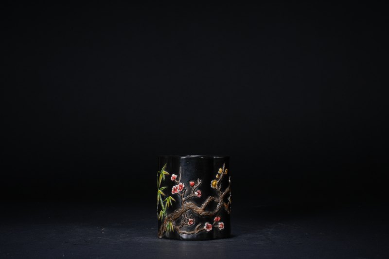 清 墨釉浮雕花卉海棠形小笔筒 - 图3