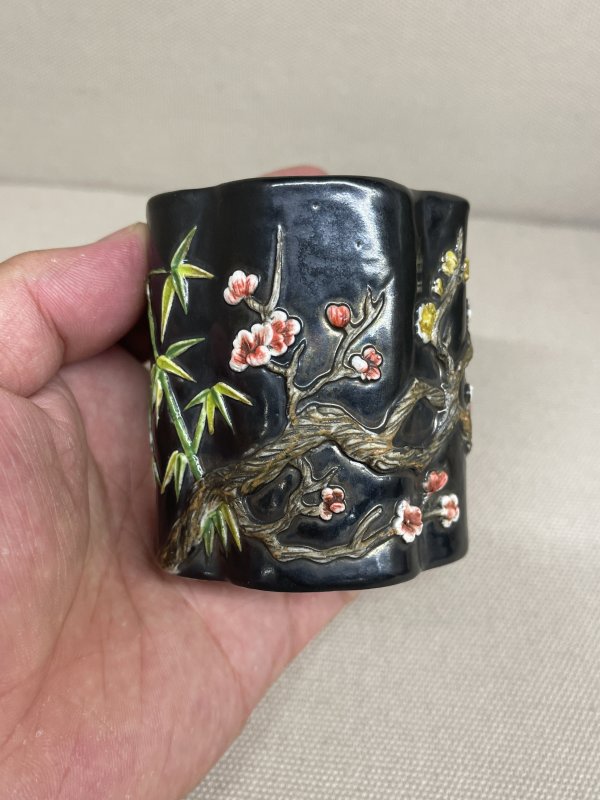清 墨釉浮雕花卉海棠形小笔筒 - 图5