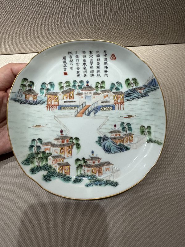清道光 粉彩江西十景纹盘 - 图2
