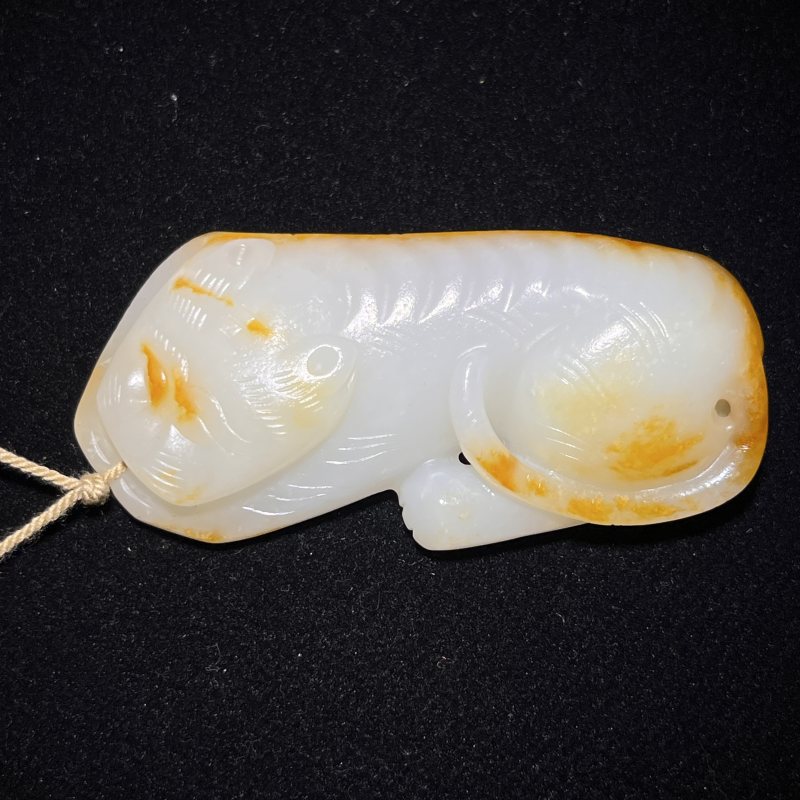 洒金皮白玉伏虎瑞兽把件