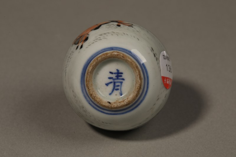 清 矾红墨彩人物鼻烟壶 - 图3
