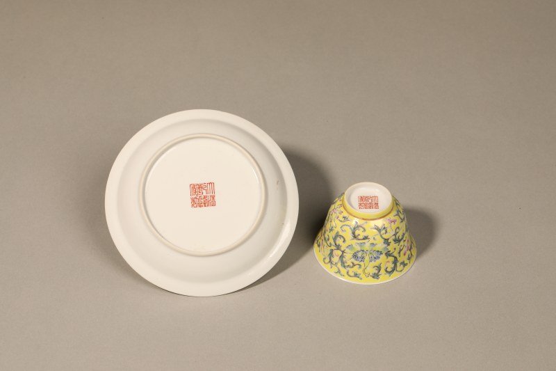 清 黄地粉彩花卉纹杯碟 - 图3