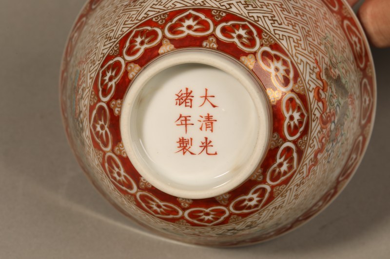 清光绪 粉彩描金锦地八宝纹碗 - 图3