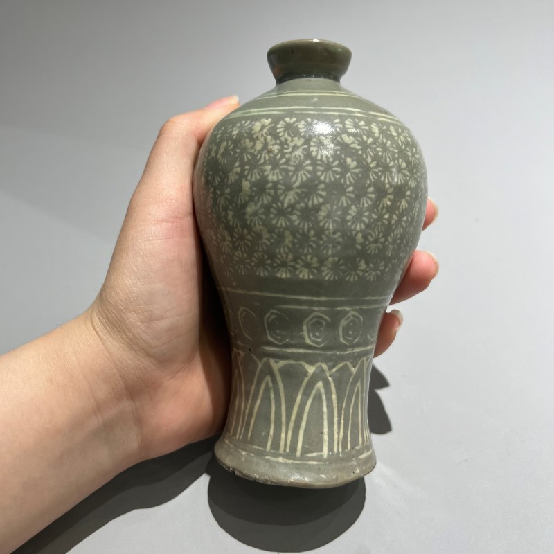 明代 高丽青釉花卉纹小梅瓶 - 图4