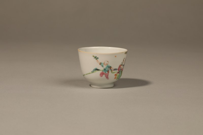 清 粉彩婴戏图杯 - 图2
