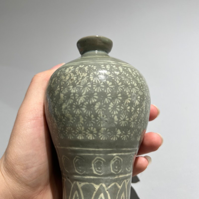 明代 高丽青釉花卉纹小梅瓶 - 图6