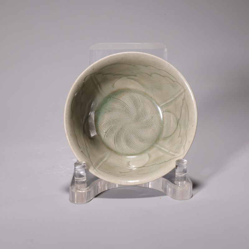 明代 青釉刻花碗