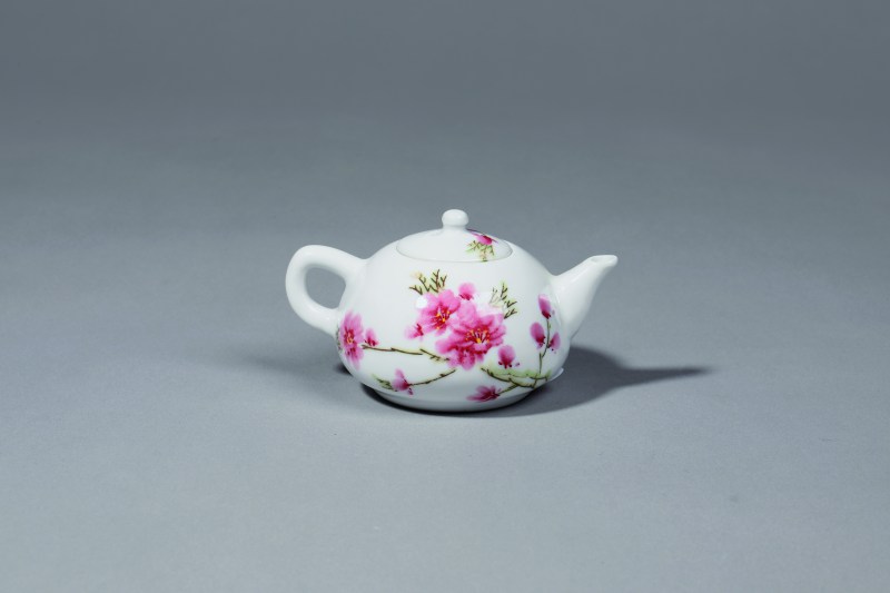 粉彩水点桃花茶壶