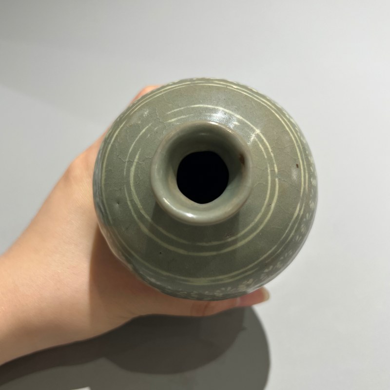 明代 高丽青釉花卉纹小梅瓶 - 图7