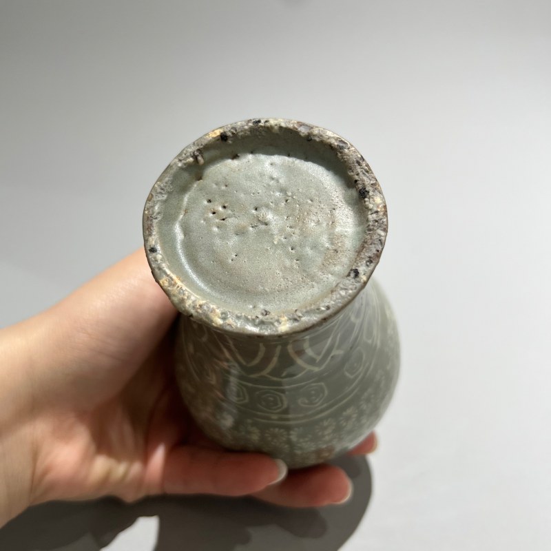 明代 高丽青釉花卉纹小梅瓶 - 图9