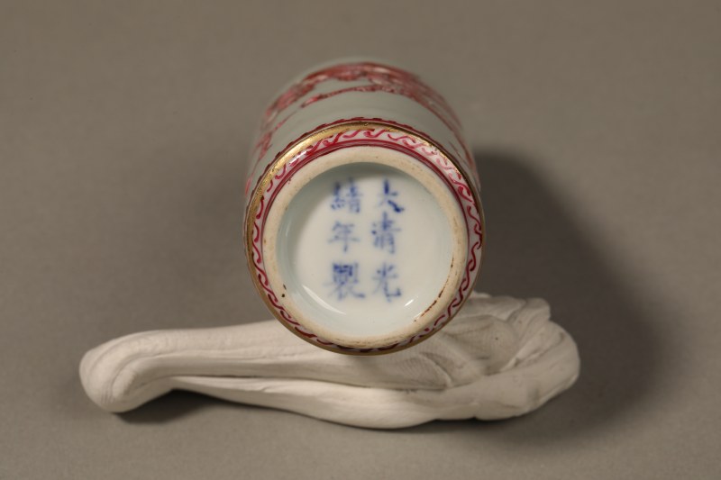 清 胭脂红釉龙纹鼻烟壶 - 图3