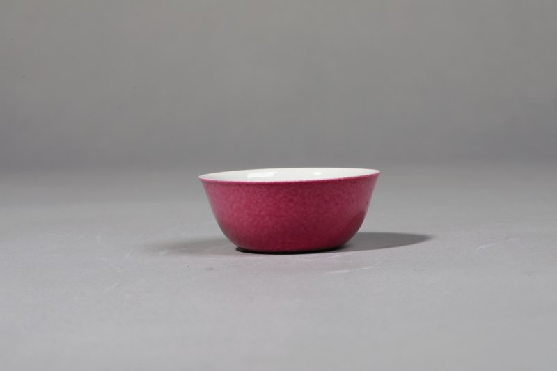 清 胭脂红釉压手杯