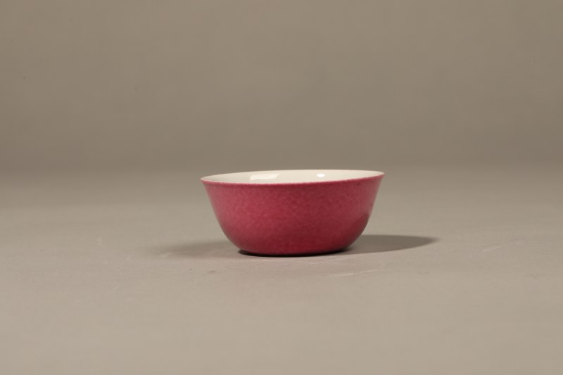 清 胭脂红釉压手杯 - 图2
