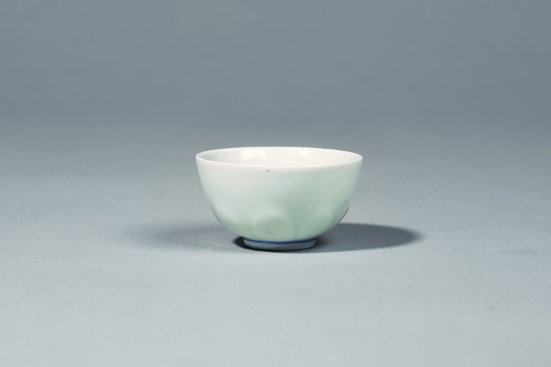清 白釉暗刻莲瓣纹杯