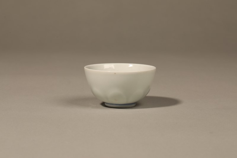 清 白釉暗刻莲瓣纹杯 - 图2