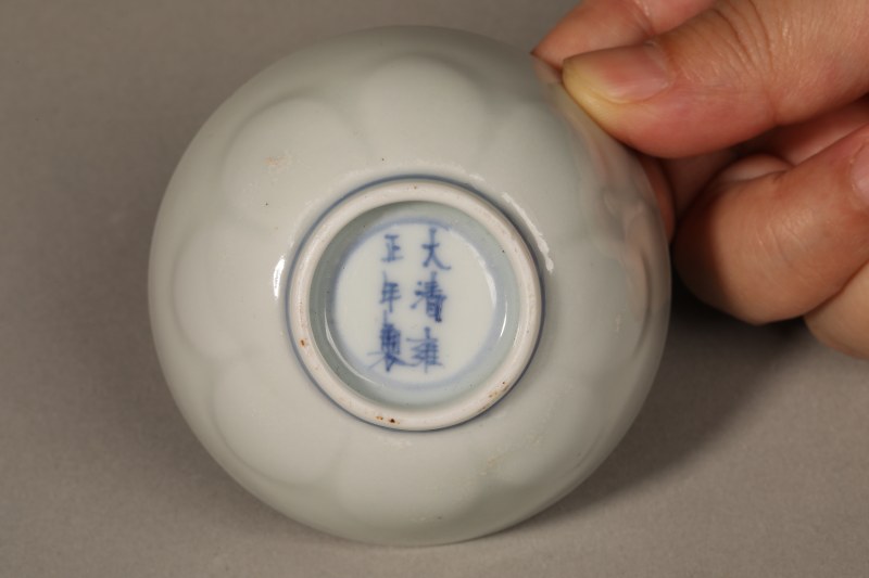 清 白釉暗刻莲瓣纹杯 - 图3
