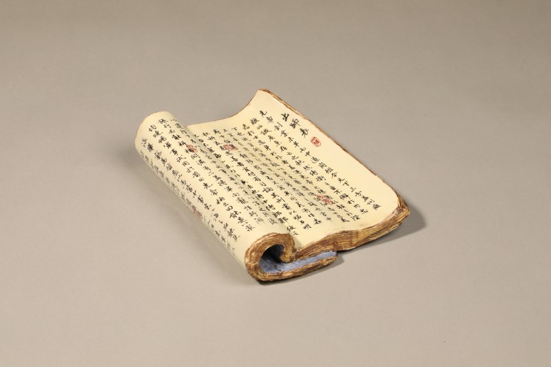 清 粉彩仿生瓷书卷 - 图5