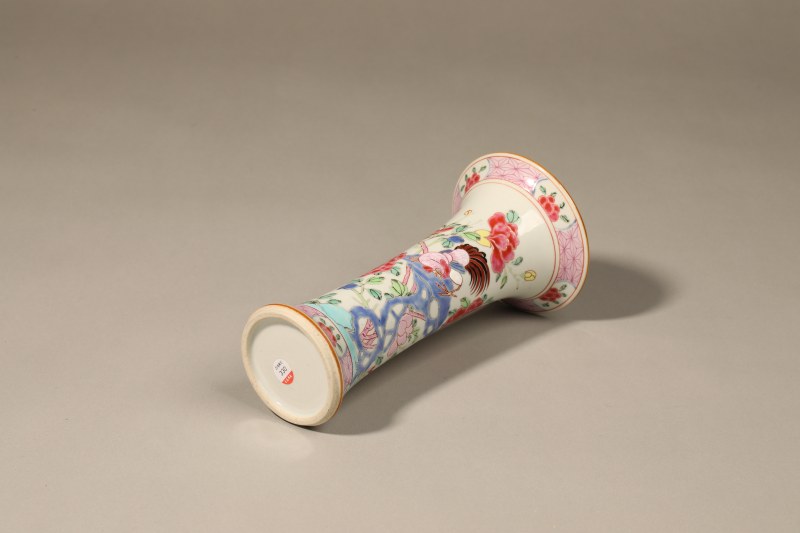 清 粉彩花卉纹花觚 - 图3
