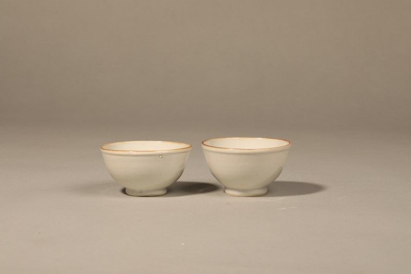 清顺治 白釉茶圆 - 图2