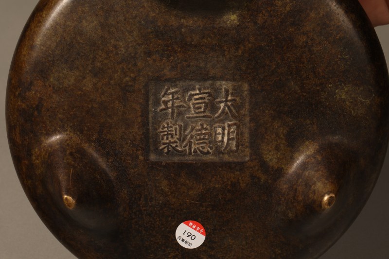 清 铜桥耳三足香炉 - 图3