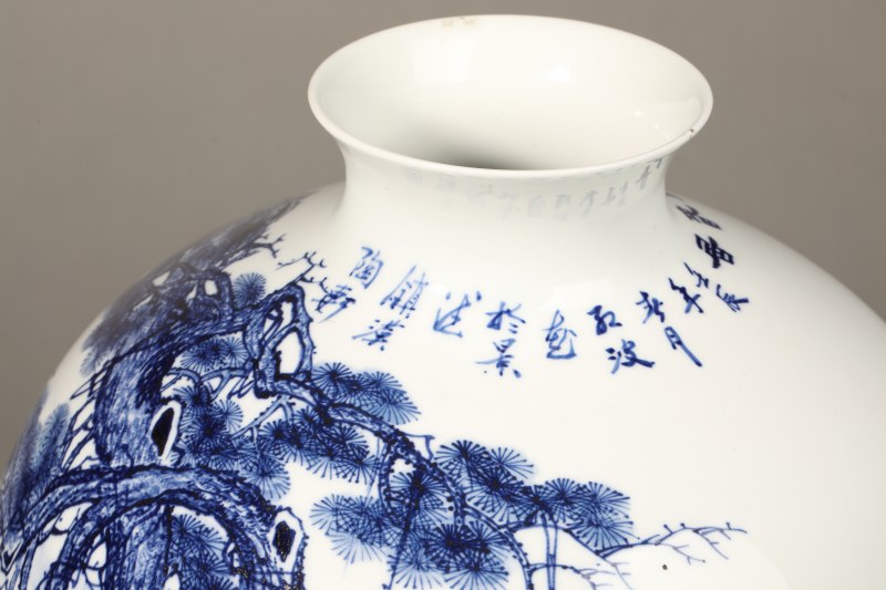 洪仲伦 “红波”款青花山水尊 - 图7