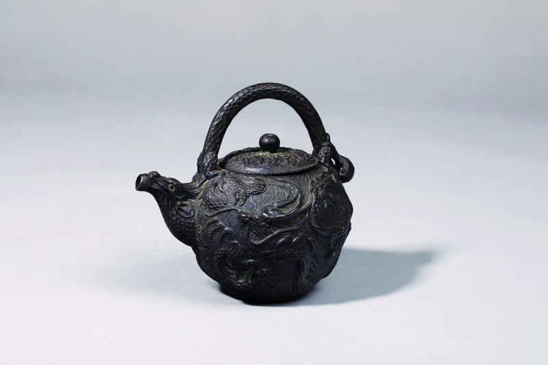 清 铜浮雕龙纹茶壶
