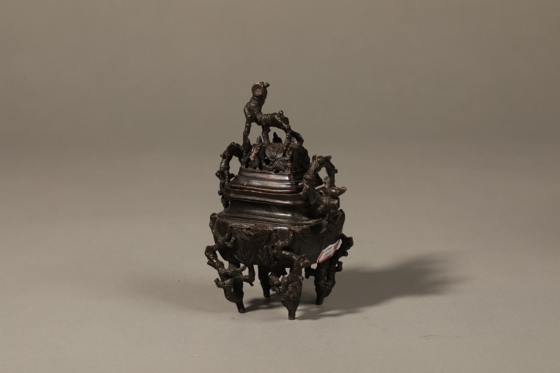 清 铜竹节纹瑞兽钮四足香炉 - 图5