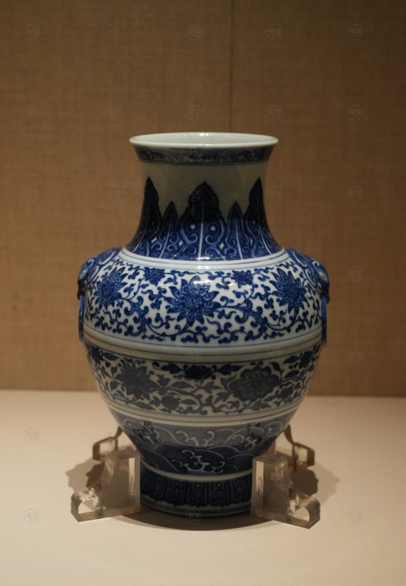 清乾隆 青花缠枝宝相花纹铺首耳尊
