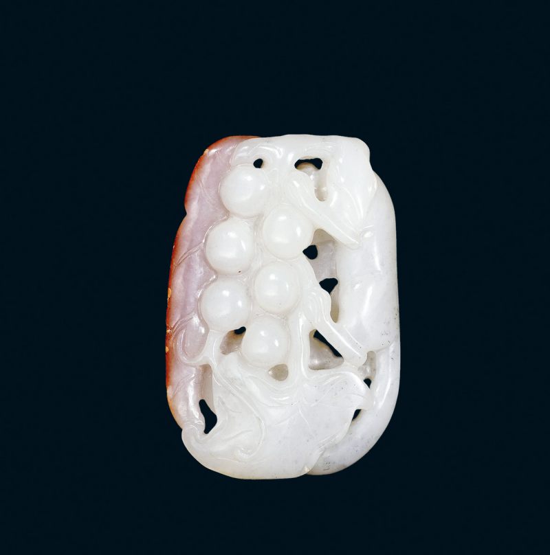 清 白玉留皮松鼠葡萄挂件