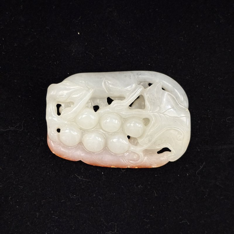 清 白玉留皮松鼠葡萄挂件 - 图2