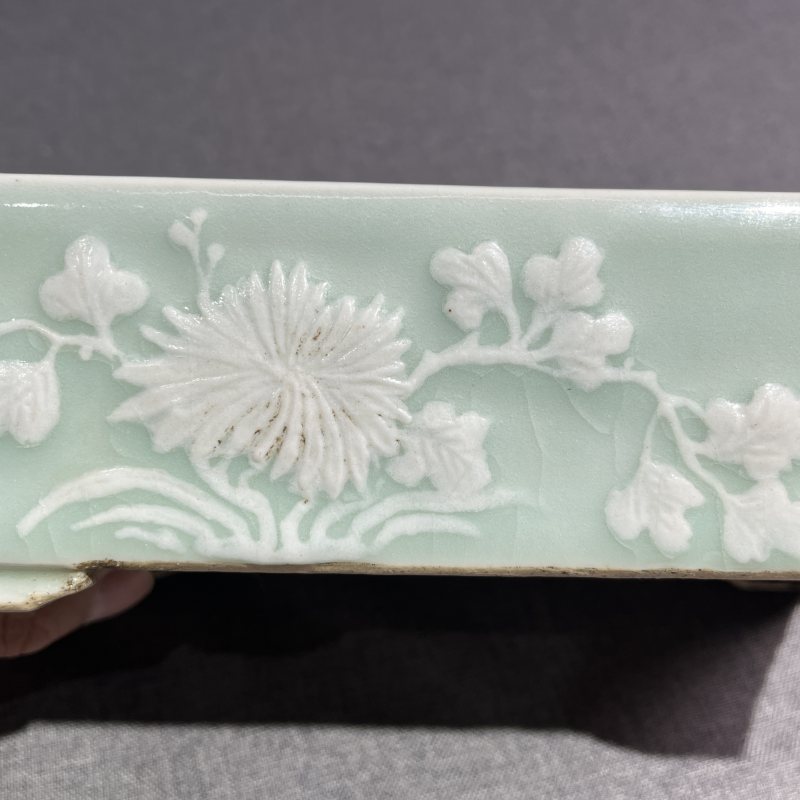 清中期豆青加白花卉水仙盆 - 图8