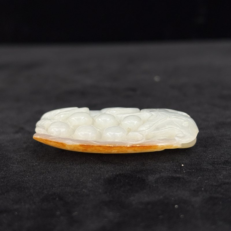 清 白玉留皮松鼠葡萄挂件 - 图4