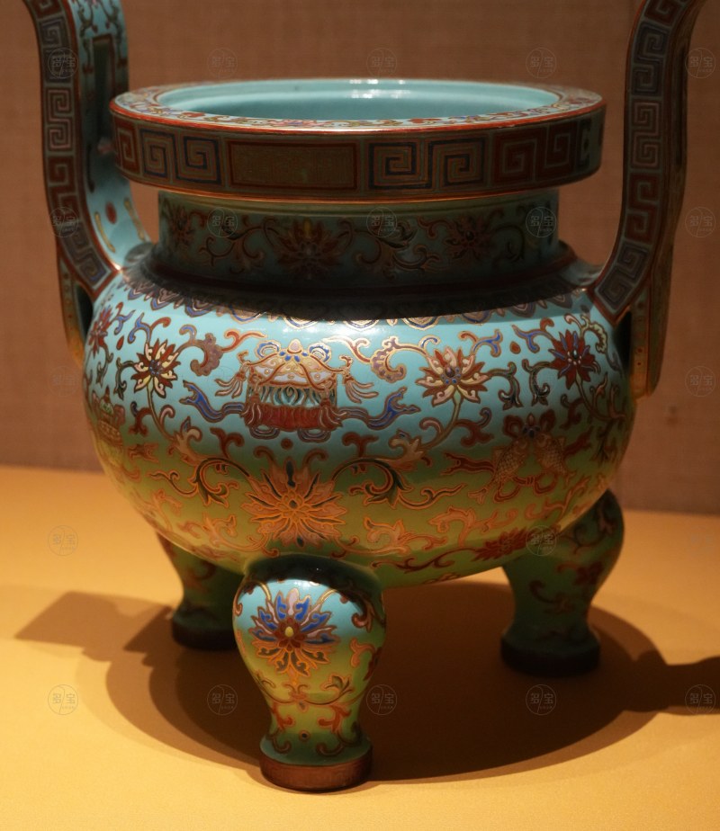 清乾隆 粉彩八宝纹鼎式炉 - 图5