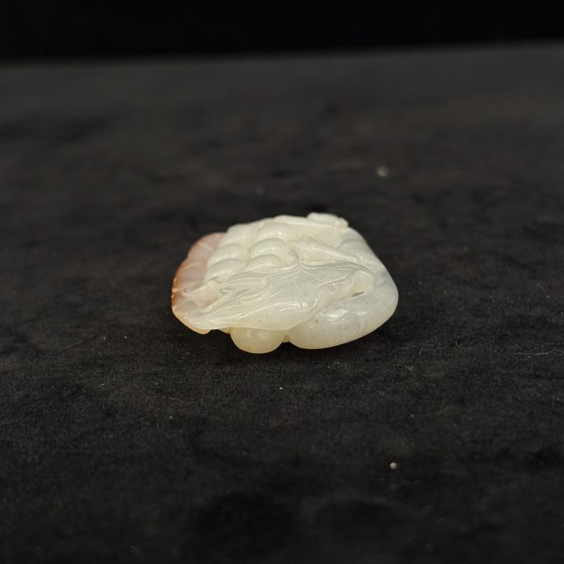 清 白玉留皮松鼠葡萄挂件 - 图5